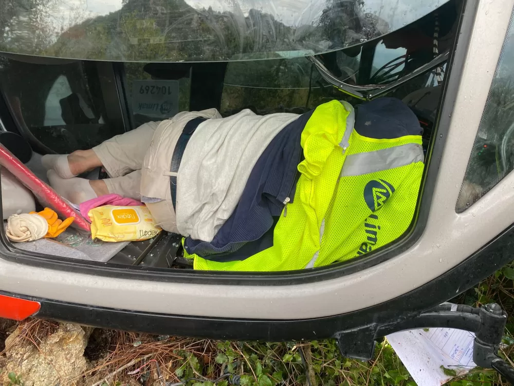 Kontrolden çıkan iş makinası şarampole devrildi: 1 yaralı