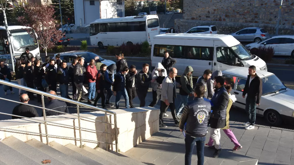   Öğretmen olmak için geldiği Nevşehir'de çete lideri olup tutuklandı Antalya ve 19 ilde operasyon 