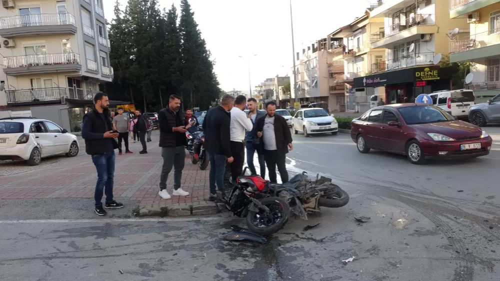 Otomobille çarpışan motosikletli, metrelerce havaya savruldu