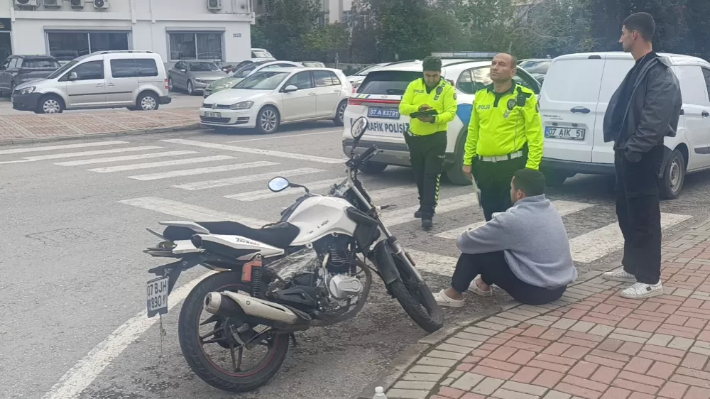 Otomobille çarpışan motosikletli tedaviyi kabul etmedi