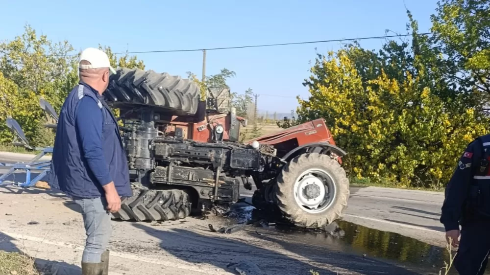 Otomobille çarpışan traktör ikiye bölündü