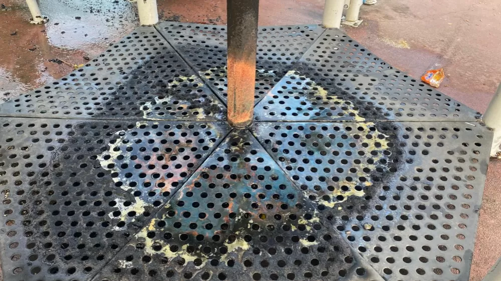 Parkta oynayan çocuklar oyuncağı ateşe verdi