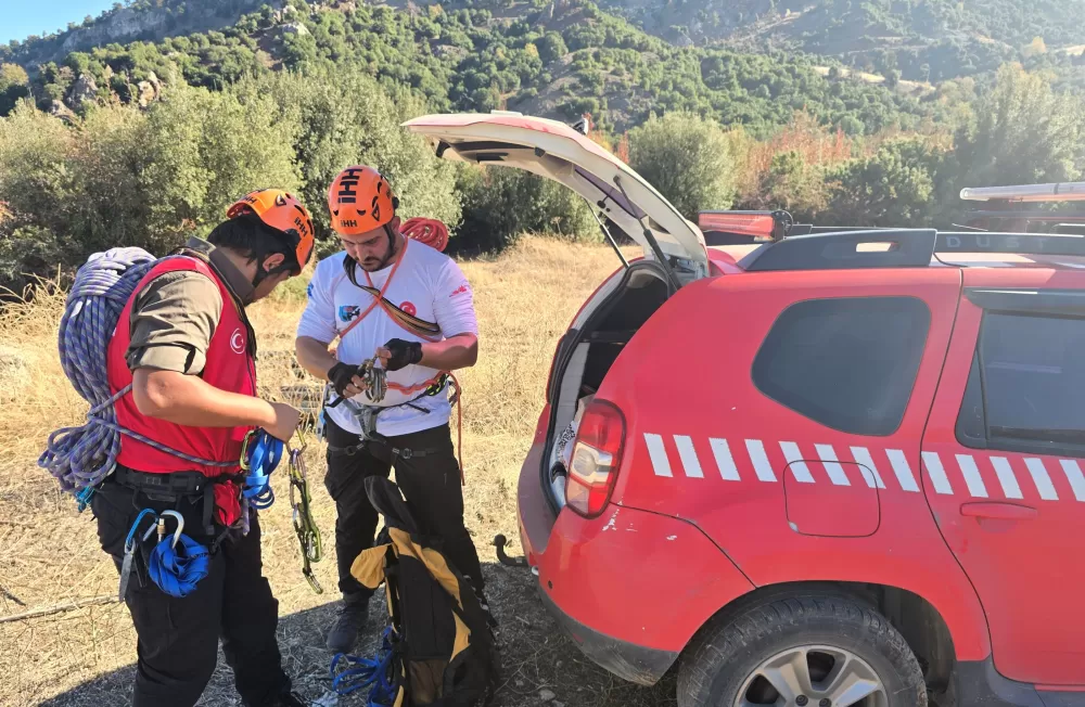 Kaya oyuğuna düşen ve 3 gün mahsur kalan keçi, film gibi operasyonla kurtarıldı