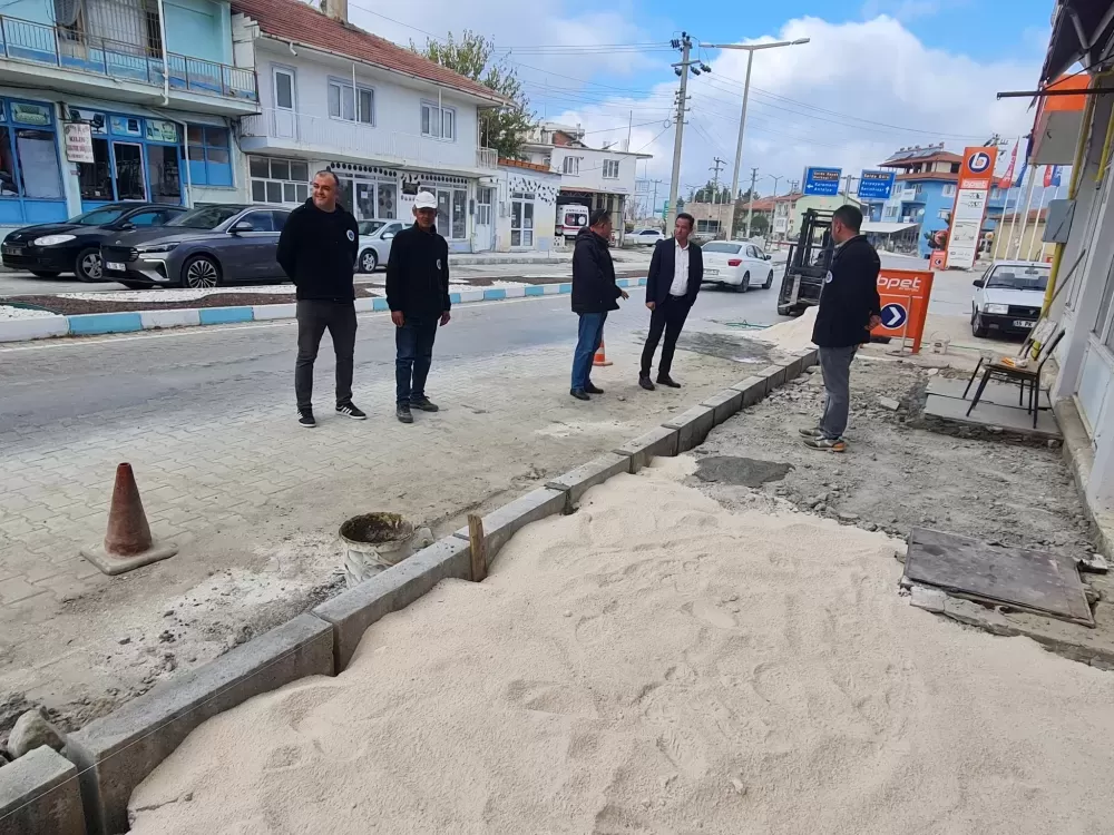 Yeşilova’da Denizli Caddesi’ndeki kaldırım yenileme çalışmaları devam ediyor