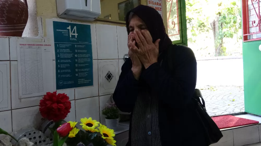 Pide yemeye gelip salondaki mezarlık başında dua ederek ayrılıyorlar