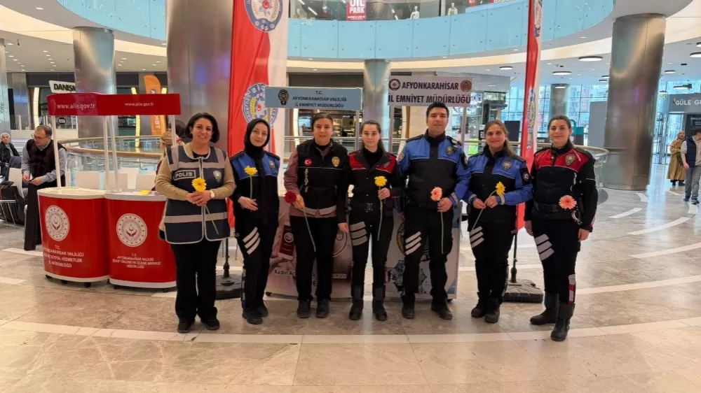 Polis kadına şiddetle mücadeleyi açtıkları stant ile anlattı