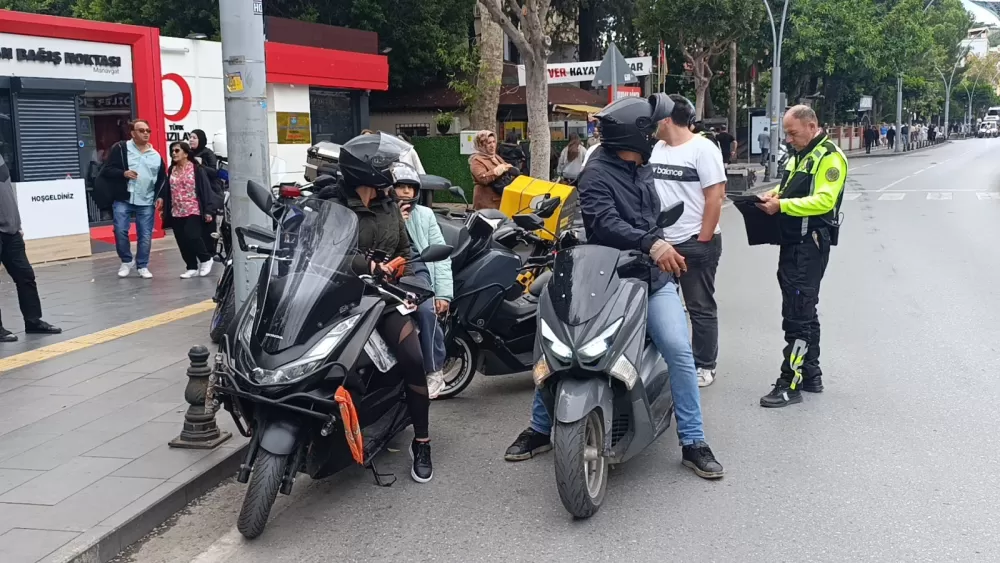 Trafik polisinden trafiği tehlikeye düşüren bisikletliye nasihat: "Bisiklete ceza yazılmaz diye düşünmeyin"