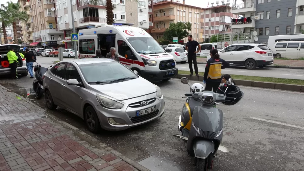 Aracın açılan kapısına çarpan motosikletteki 2 kişi yaralandı