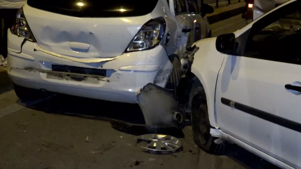 Refüje çarpan araç zincirleme kazaya sebep oldu: 1 yaralı