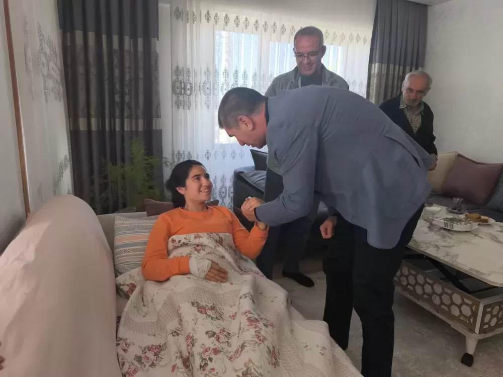 Burdur’da sokak hayvanı saldırısı Başkan Ercengiz aileyi ziyaret etti