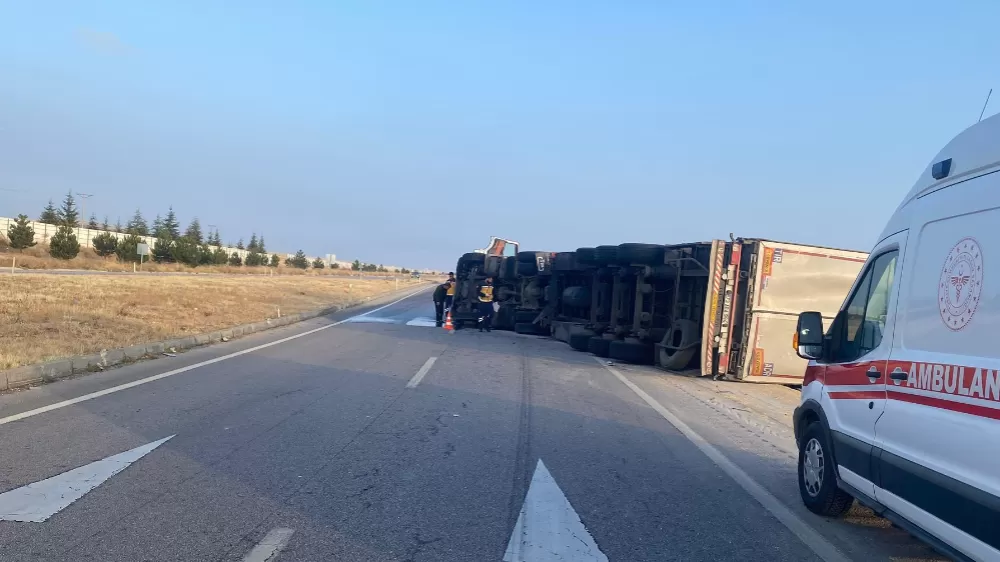 Saman yüklü tır devrildi