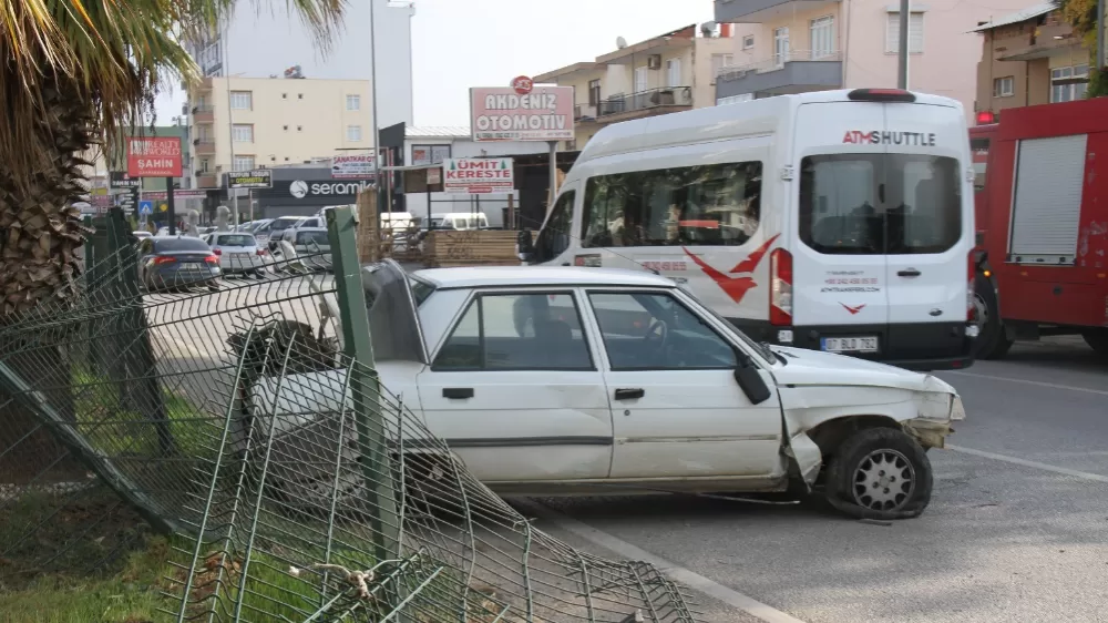 Serik’te yoldan çıkan otomobil bariyerlere çarparak durabildi