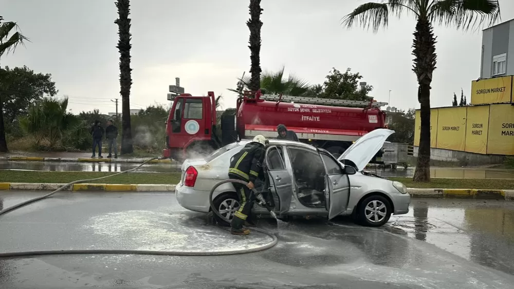 Seyir halindeki otomobil yandı: Sürücü kendisini araçtan dışarı attı