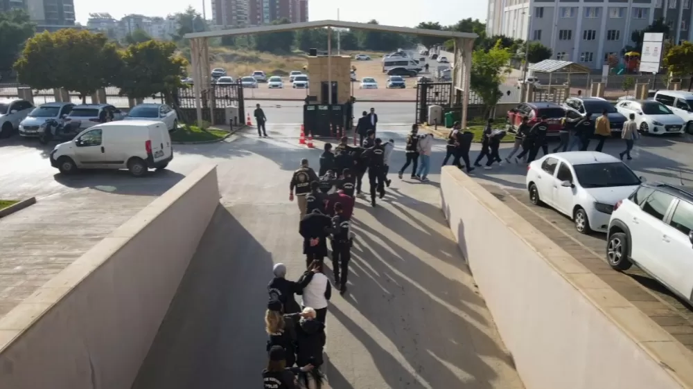 Sosyal medyadan sahte kadın profiliyle kandırdıkları erkeklere eğlence mekanında 10 kat hesap ödetmişler