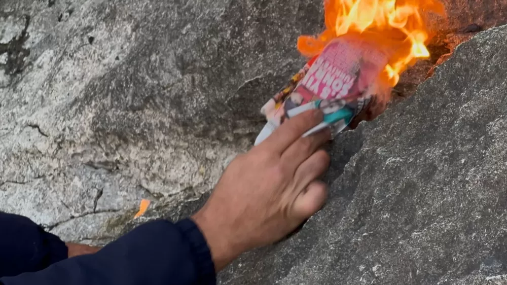 Suları çekilen Eğirdir Gölü'nde açığa çıkan kayalıkların arasından alevler yükseldi