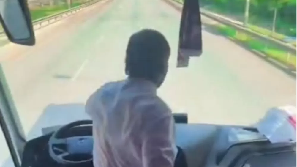 Taraftarları deplasmana götüren şoför araç seyir halindeyken ayağa kalkıp oynadı