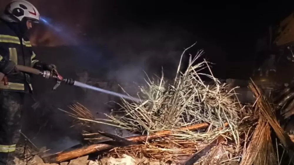 Tek katlı evdeki yangın korkuttu