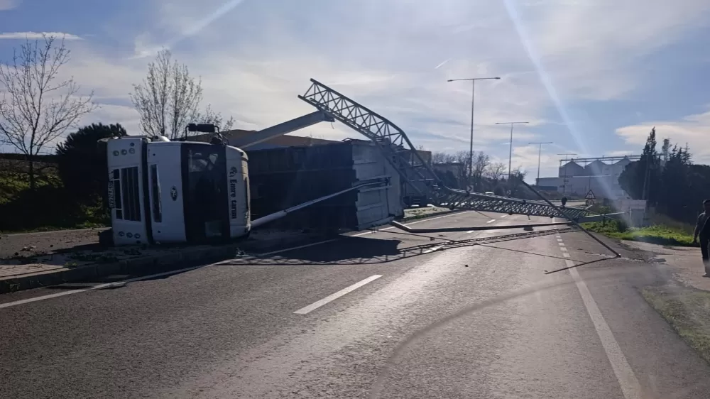 Tekirdağ Muratlı'da Kamyonun açılan damperi direkleri yıktı, o anlar kameraya yansıdı