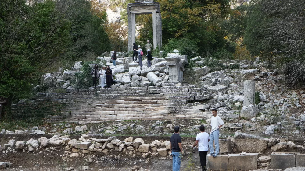 Termessos'ta ilk kazıda dans eden kadınlar mezarı, Antiochis'in anıt mezarı ve figürlü lahit parçaları ortaya çıkarıldı