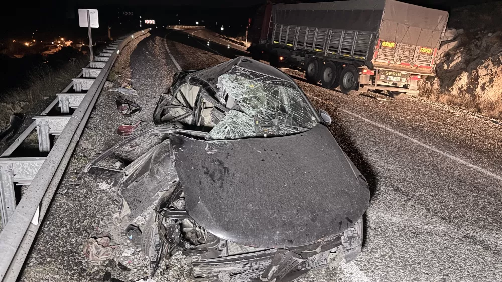 Tıra çarpan otomobilde 4 kişi yaralandı