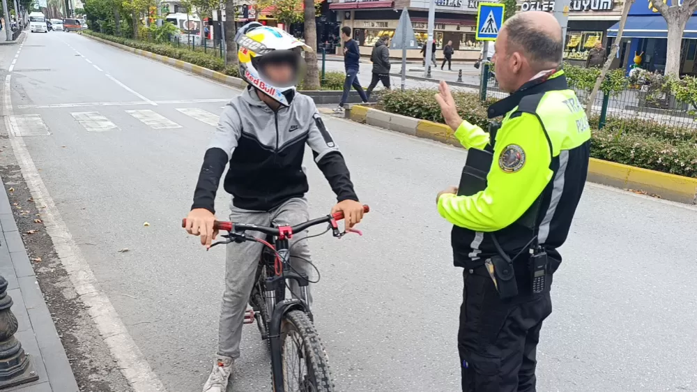 Trafik polisinden trafiği tehlikeye düşüren bisikletliye nasihat: "Bisiklete ceza yazılmaz diye düşünmeyin"