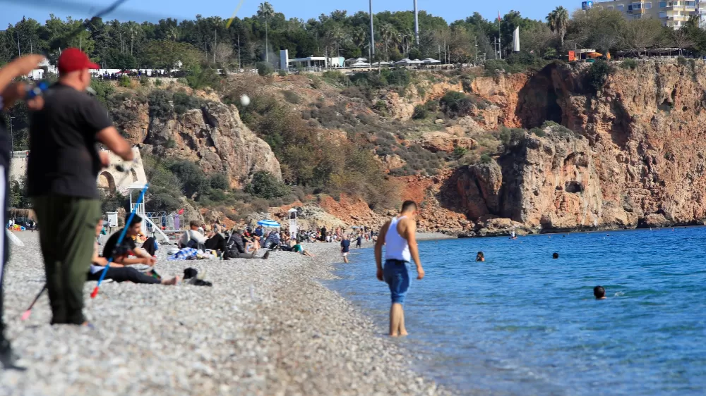 Türkiye’de karla mücadele başlarken, Antalya’da deniz mevsimi devam ediyor