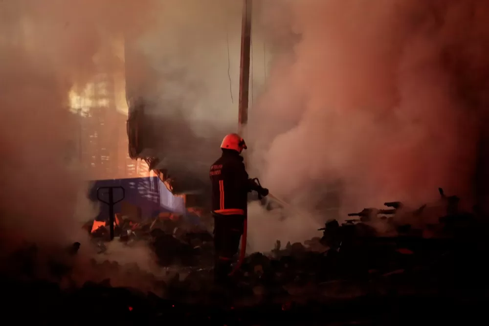 Antalya'da paketleme fabrikası alev alev yandı