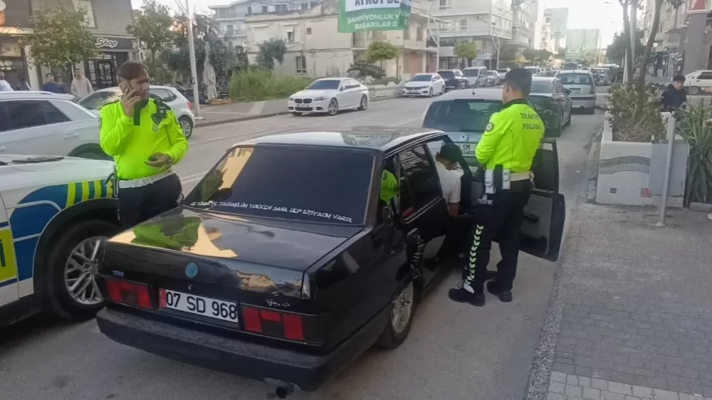 Yüksek sesli müzik yayını aday sürücüyü hem aracından hem de ehliyetten etti