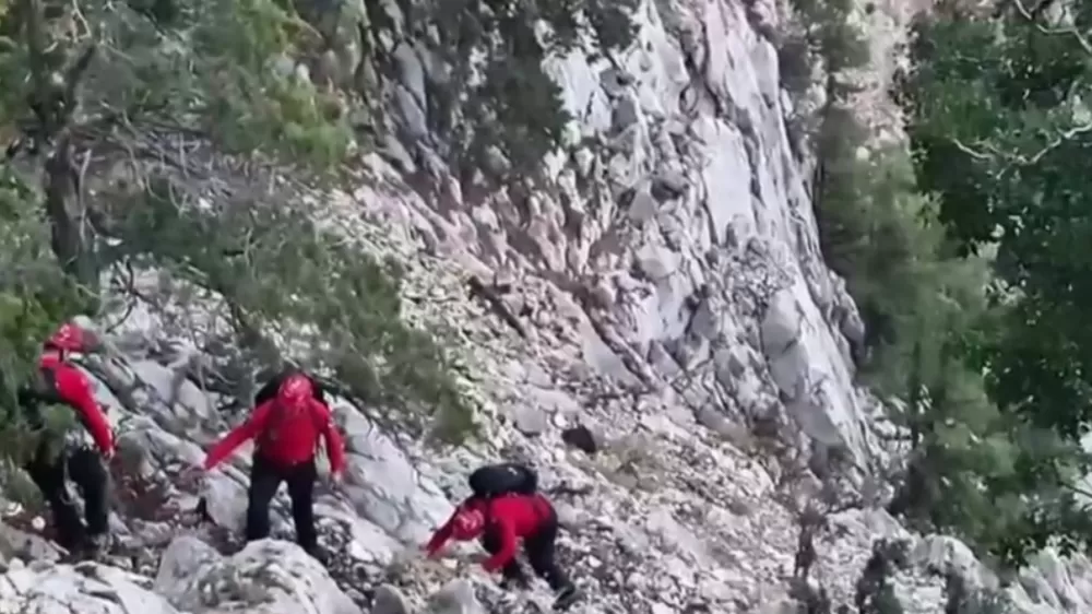 Yürüyüş sırasında kaybolan 2 genç, 15 saat sonra JAK timleri tarafından bulundu