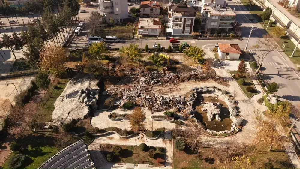 Bucak Belediyesi Şirinler Parkı’nı yeniden inşa ediyor