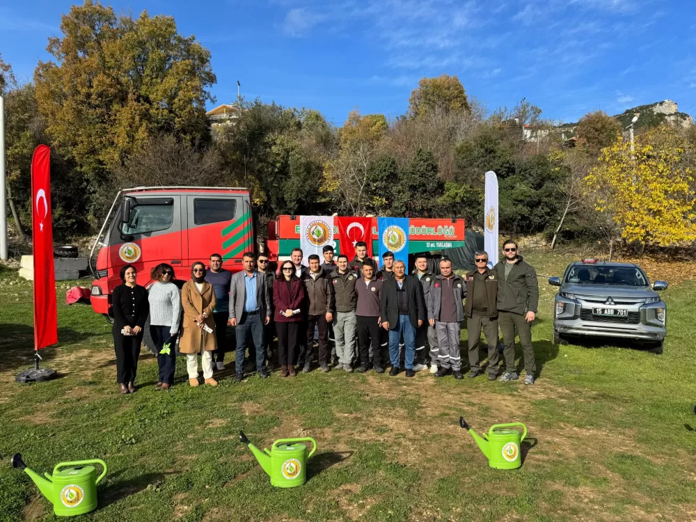 Bucak'ta minikler fidanları toprakla buluşturdu