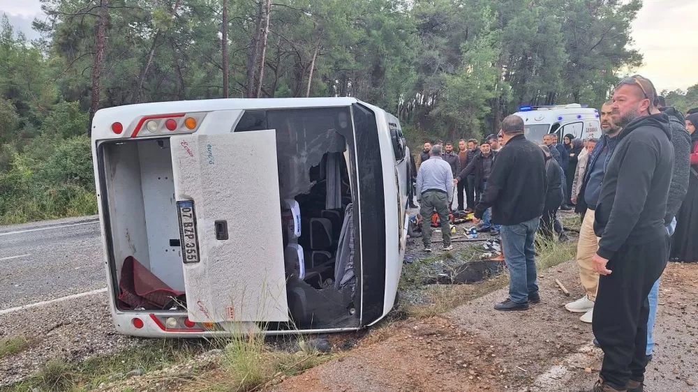 Antalya-Kumluca Karayolu Kemer'de midibüs devrildi 6 yaralı