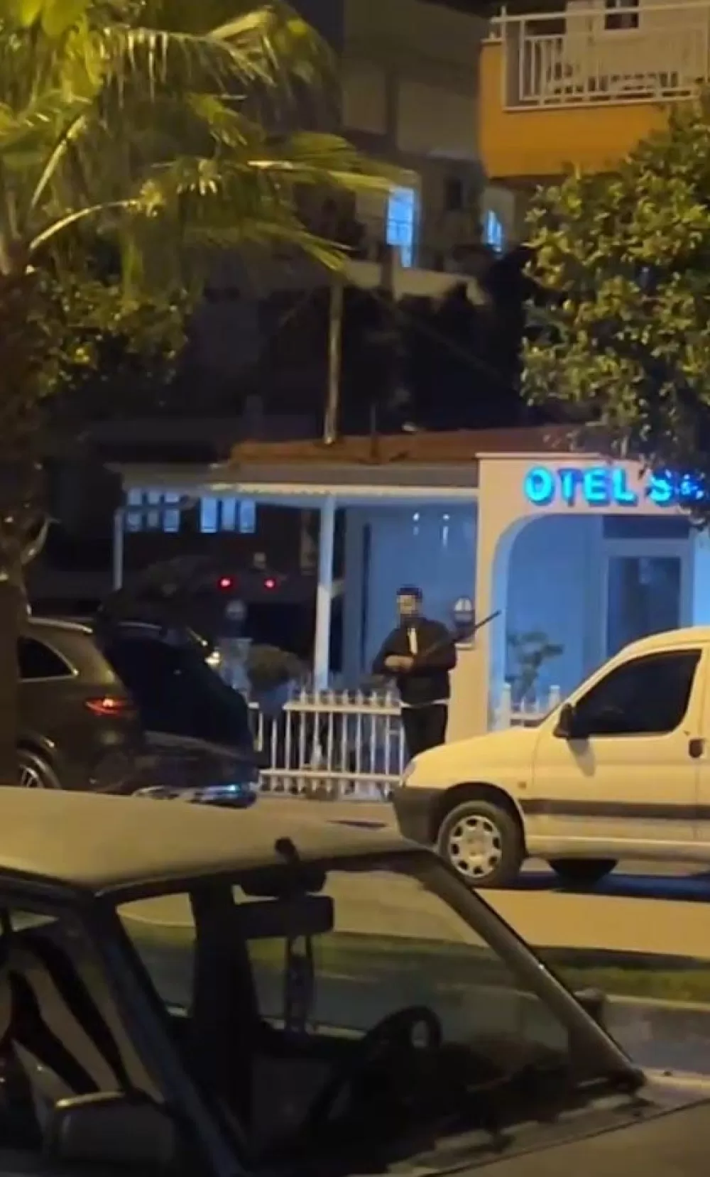 Park halindeki araçlara çarptı, pompalı tüfek ile işyeri sahibini yaraladı