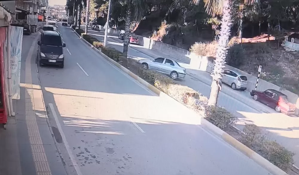 Virajı alamayan otomobil refüjdeki aydınlatma direğine çarpıp takla attı: 2 yaralı