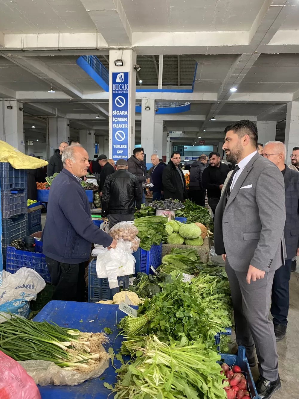 Başkan adayı Tuğcu’dan dev perşembe pazarı çıkartması! Esnaftan pazarda yoğun ilgi