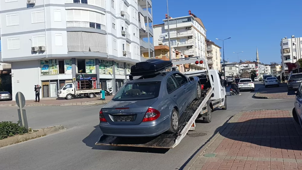Antalya'da plakası bezle kapalı otomobil trafikten men edildi