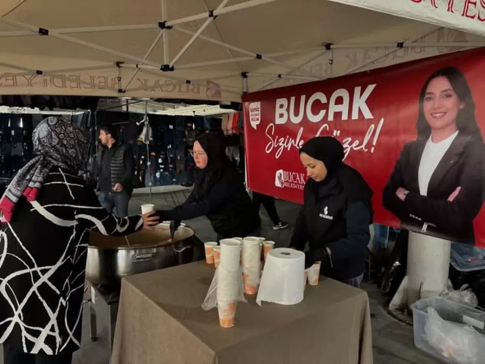 Bucak Belediyesi geleneği sürdürüyor! Vatandaş ve esnafa sıcacık çorba