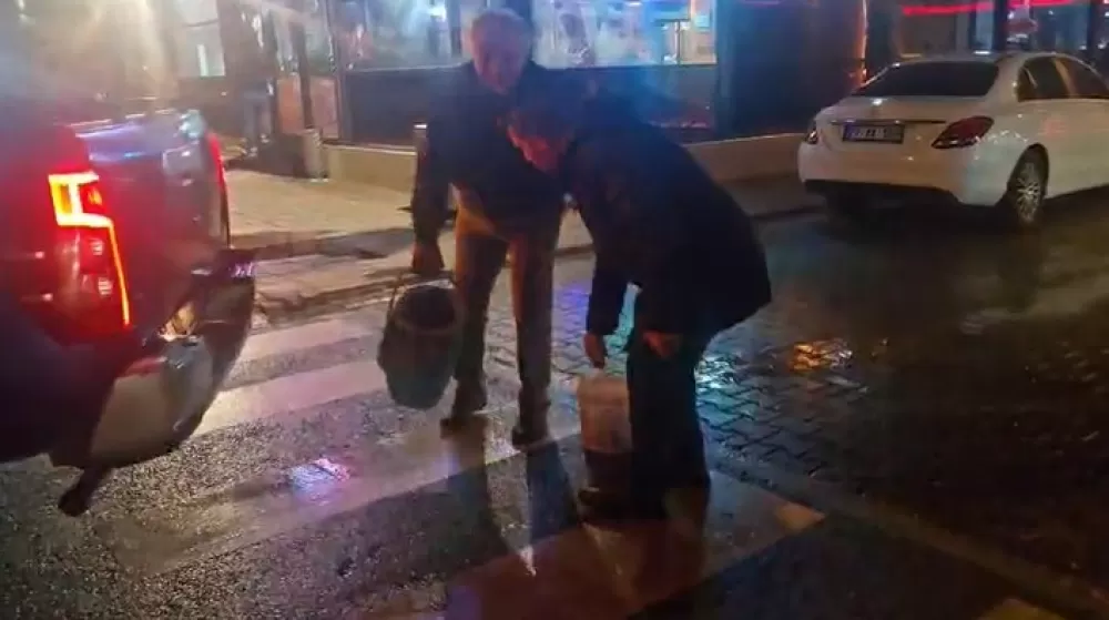 Alanya'da Yolda oluşan çukurları görünce dayanamayan esnaf kum ve çakılla çukurları kendisi kapattı