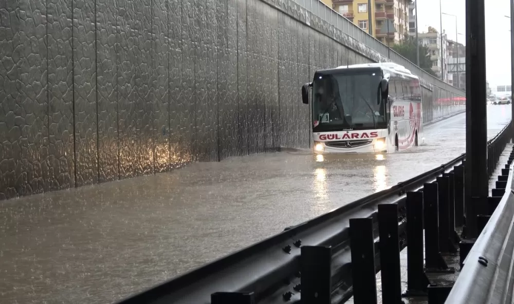Alanya Yağmura teslim oldu sağanak yağışta Alt geçitlerde araçlar mahsur kaldı