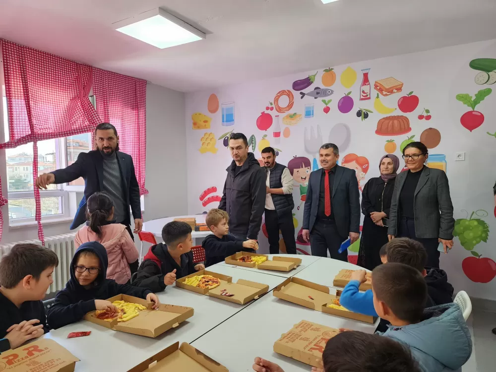 Bucak’ta minik öğrenci başkan seçildi Vekil Mustafa Oğuz, başkanlık vaadine vesile oldu