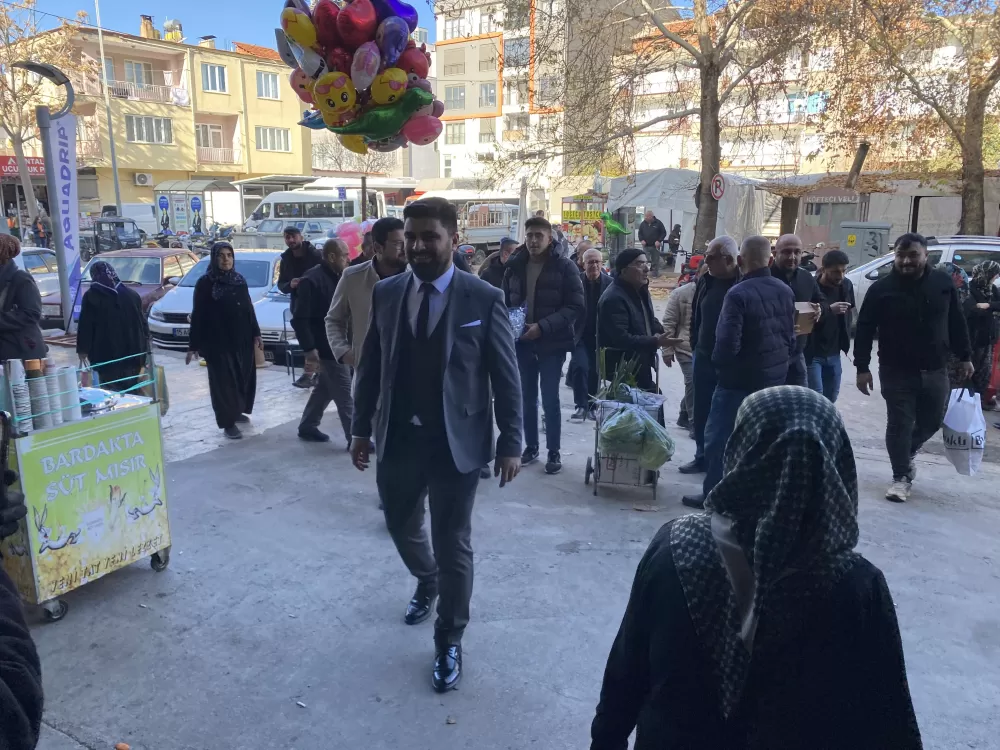 Başkan adayı Tuğcu’dan dev perşembe pazarı çıkartması! Esnaftan pazarda yoğun ilgi