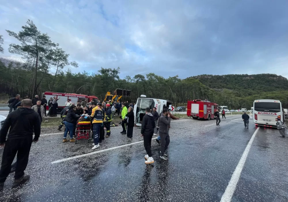Antalya-Kumluca Karayolu Kemer'de midibüs devrildi 6 yaralı