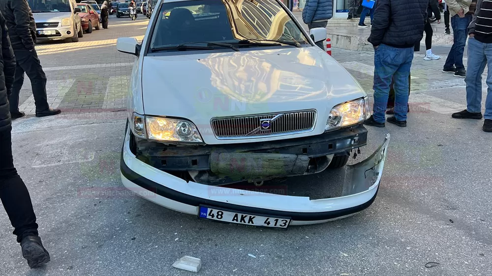 Bucak'ta motosiklet 2 araca çarptı Sürücü yaralandı