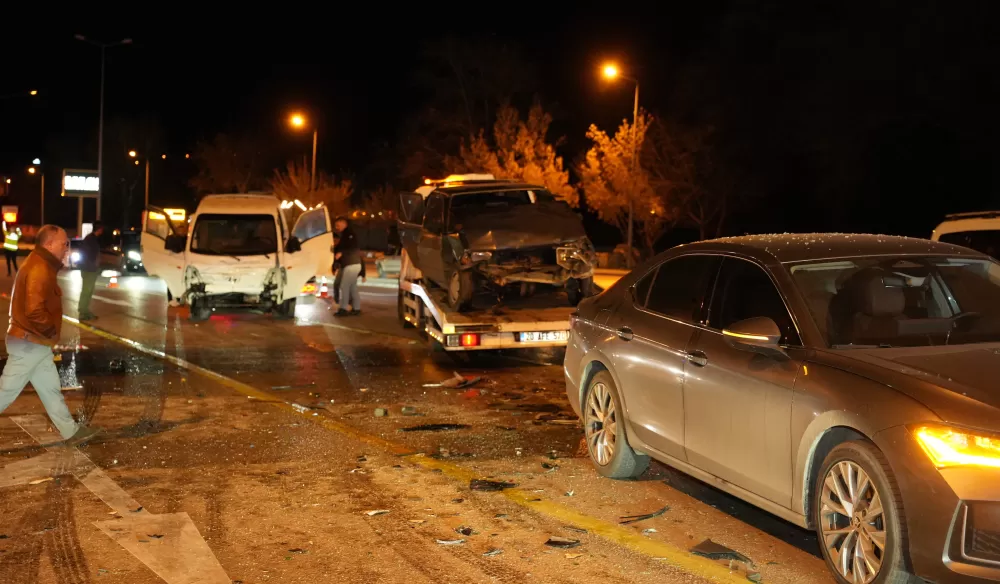 Denizli’de 5 aracın karıştığı zincirleme kaza çok sayıda kişi yaralandı