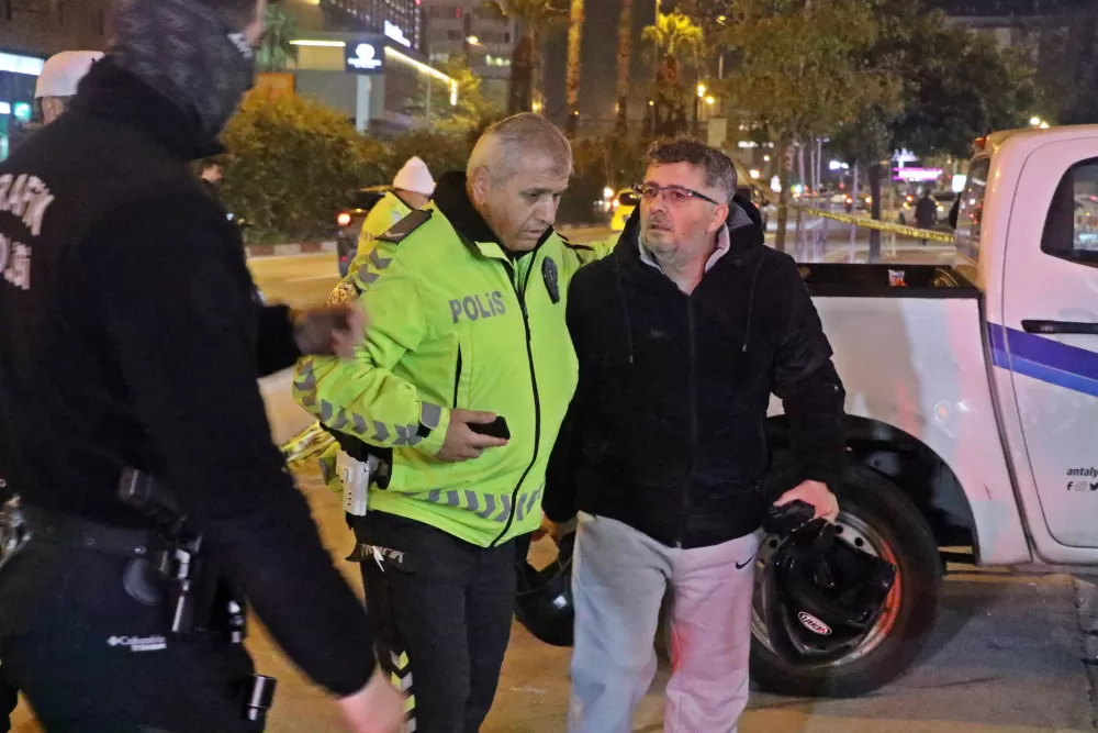 Antalya'da Gecenin acı Olayı Kamyon ile çarpışan 17 Yaşındaki genç Motor sürücüsü öldü