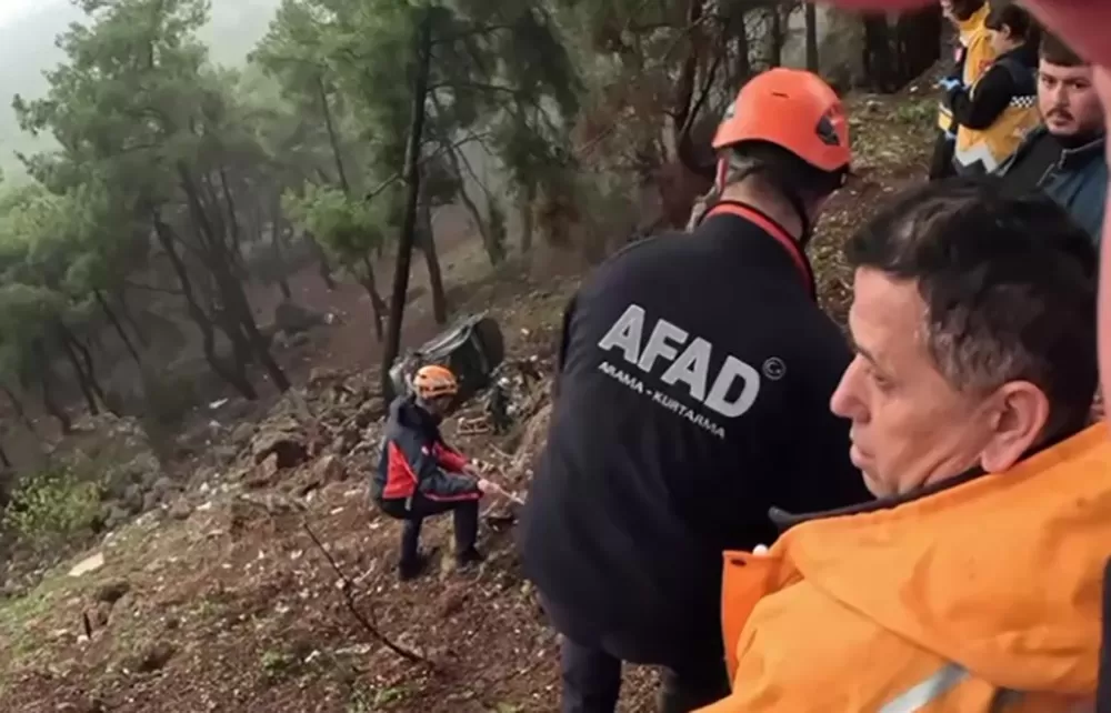 Virajlı yolda hakimiyeti yitirip uçuruma yuvarlandı