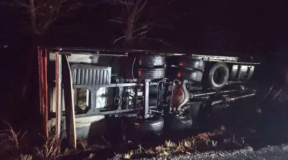 Afyonkarahisar'da kamyonla çarpışıp şarampole devrilen otomobil sürücüsü hayatını kaybetti