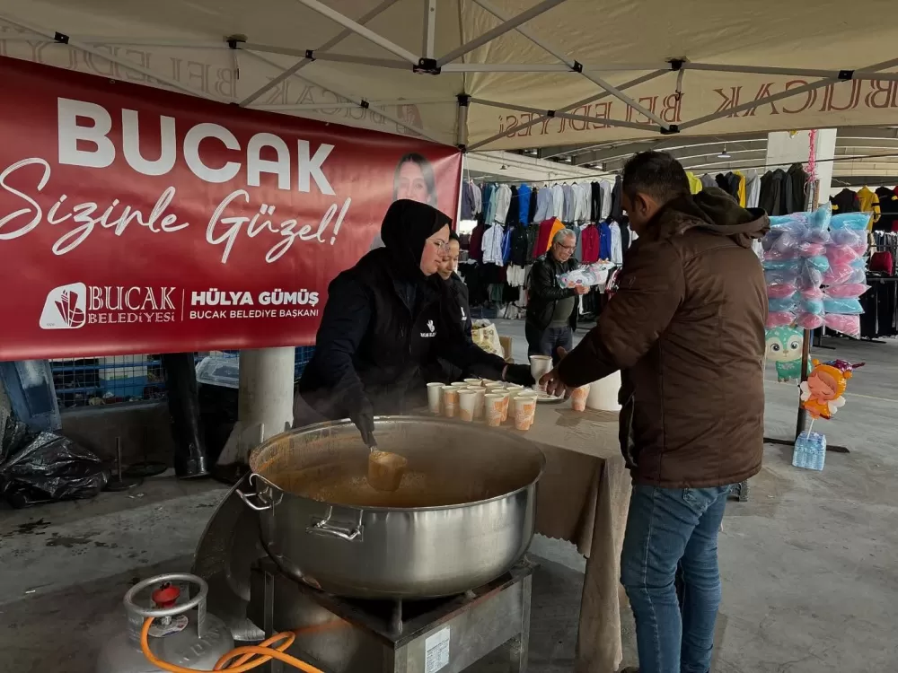 Bucak Belediyesi geleneği sürdürüyor! Vatandaş ve esnafa sıcacık çorba