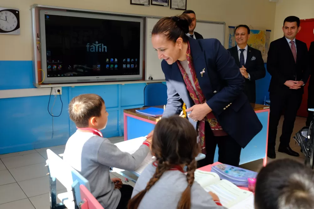 Vali Bilgihan, Gölhisar’daki köy ve okulda incelemelerde bulundu