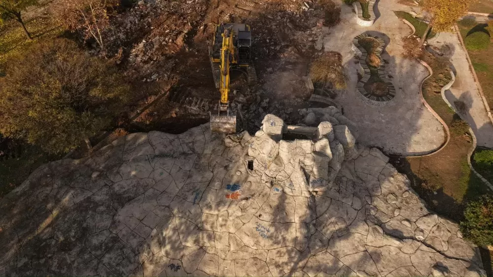 Bucak Belediyesi Şirinler Parkı’nı yeniden inşa ediyor